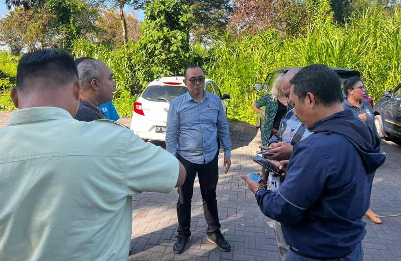 GELAR OLAH TKP: Petugas mengecek lokasi kejadian tempat keeper tewas diamuk salah gajah di Lembaga Konservasi Satwa di Kecamatan Gianyar, Selasa (17/9/2024). (polres gianyar)