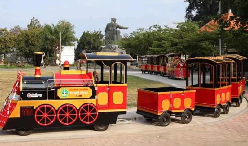 MENGASYIKKAN : Wahana kereta api anak di Taman Bung Karno Tabanan. (juliadi/radar bali)