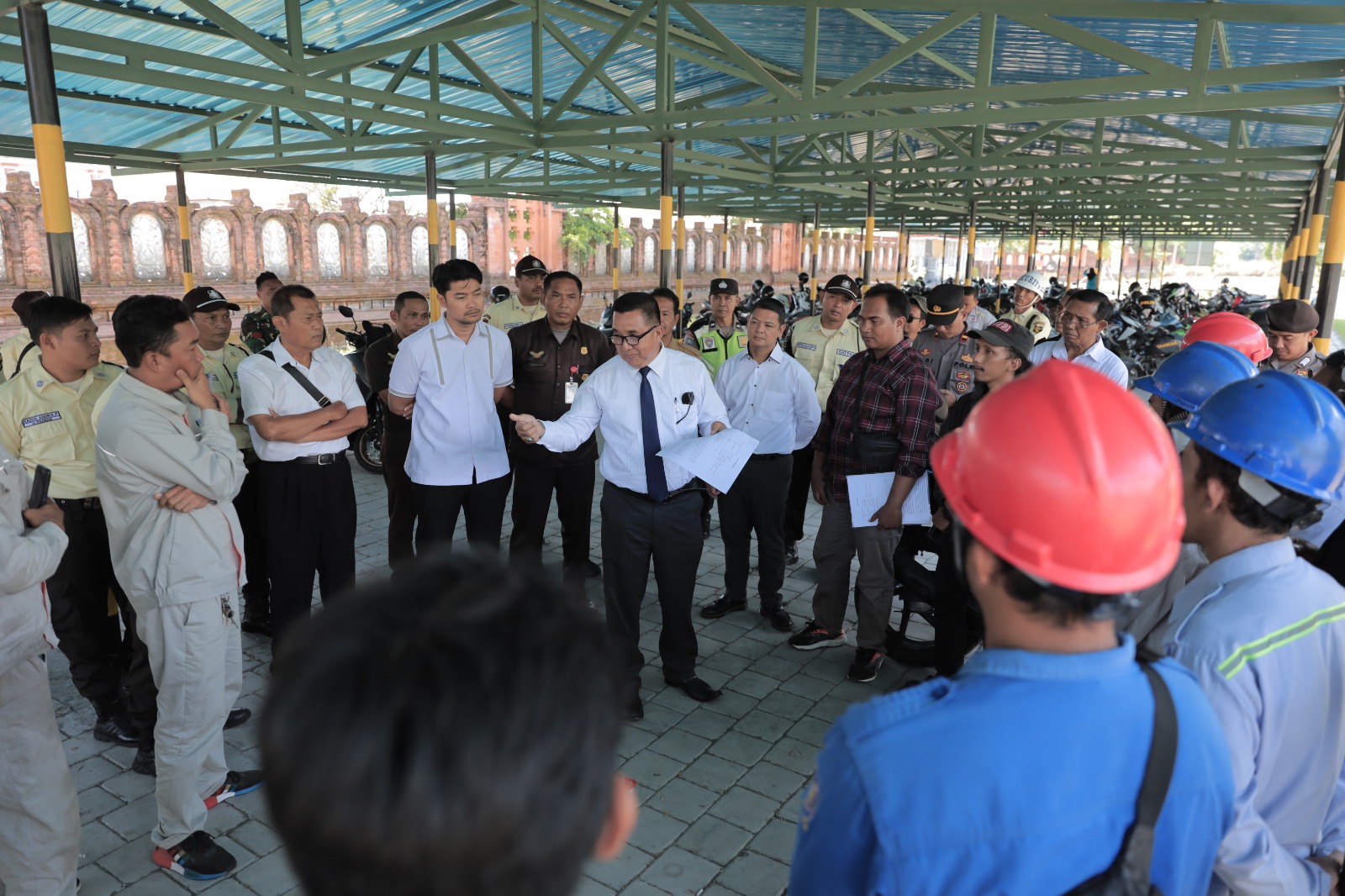 TUNTUT HAK: Karyawan PT Victory Utama Karya mendatangi PLTU Celukan Bawang, Buleleng, Senin (23/9/2024).