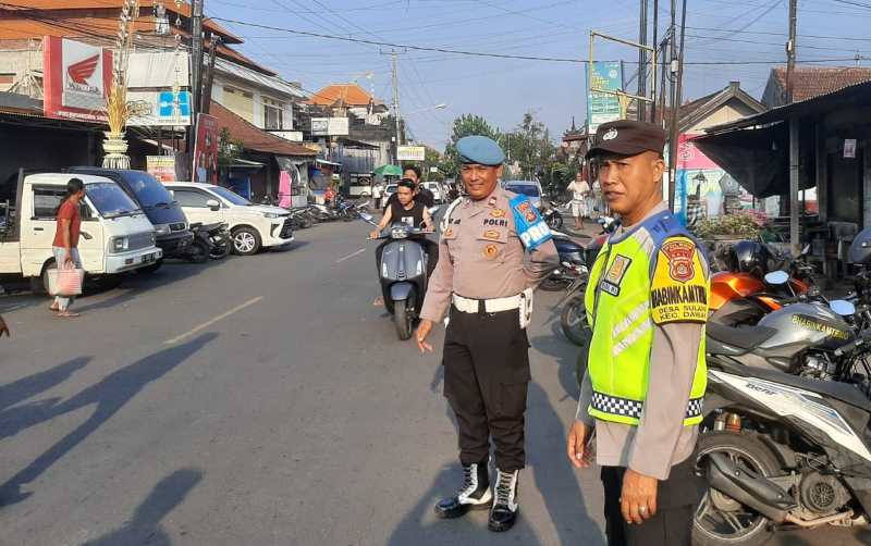 PANTAU KEADAAN : Aparat Polres Klungkung gelar patrol di keramaian. (Foto:  Foto: Humas Polres Klungkung)