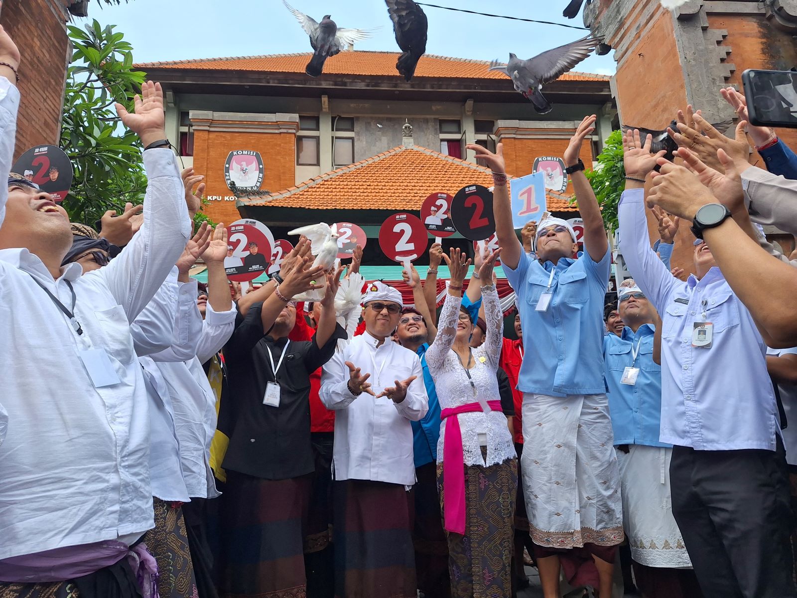 LEPAS DARA: Suasana usai pengundian nomor urut Paslon Pilwali Kota Denpasar 2024 pada Minggu (23/9/2024)