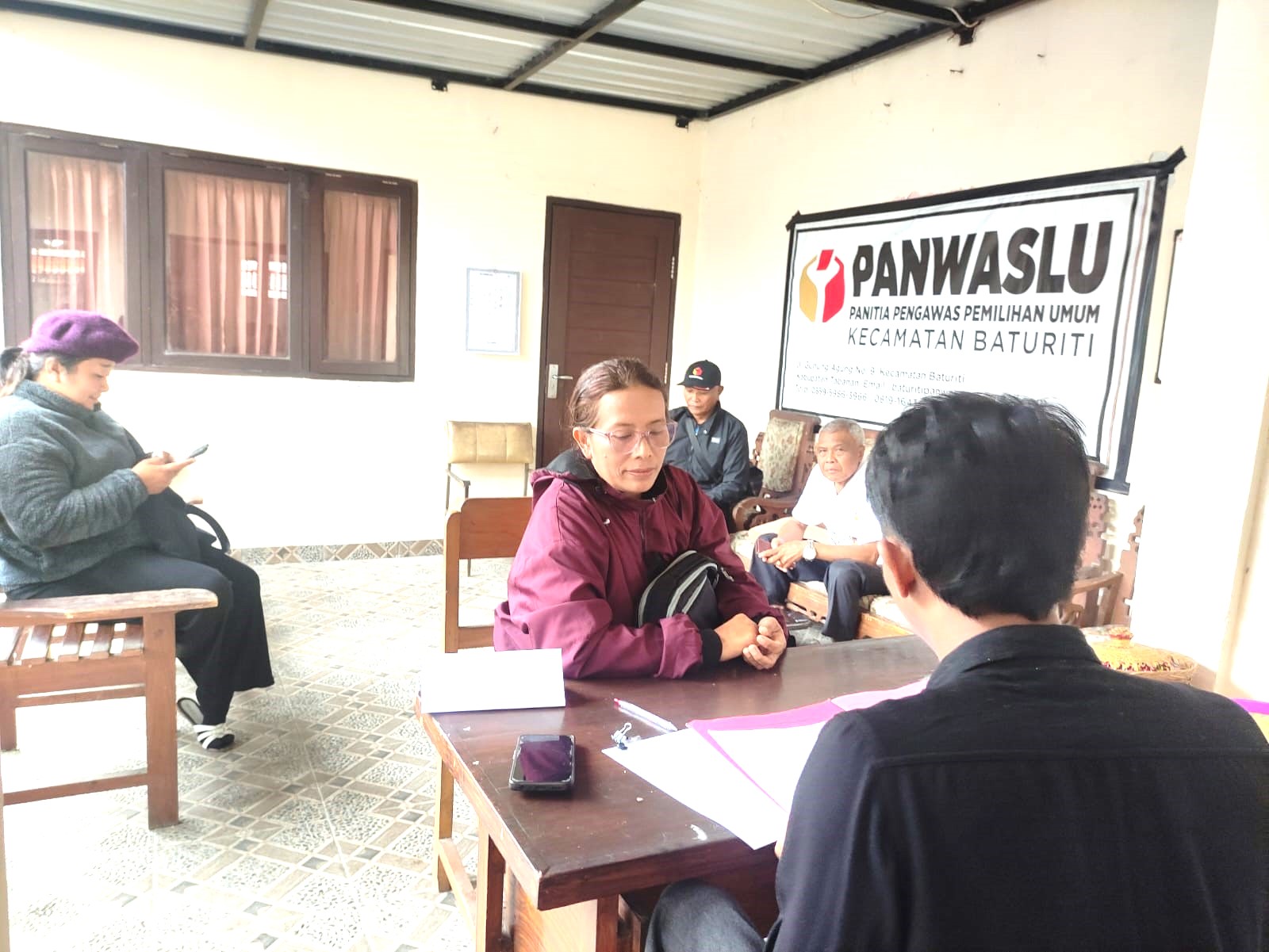 MASIH SEPI PEMINAT : Suasana masyarakat yang melamar sebagai petugas PTPS di Kantor Panwascam Kecamatan Baturiti Tabanan. (foto: juliadi/radar bali)