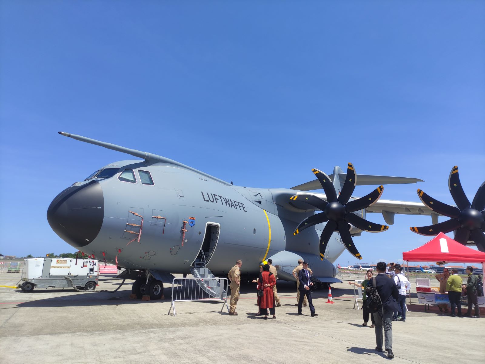 BERKEMAS: Sejumlah pesawat peserta Bali International Air Show 2024 bersiap meninggalkan Bali setelah perhelatan 4 hari.