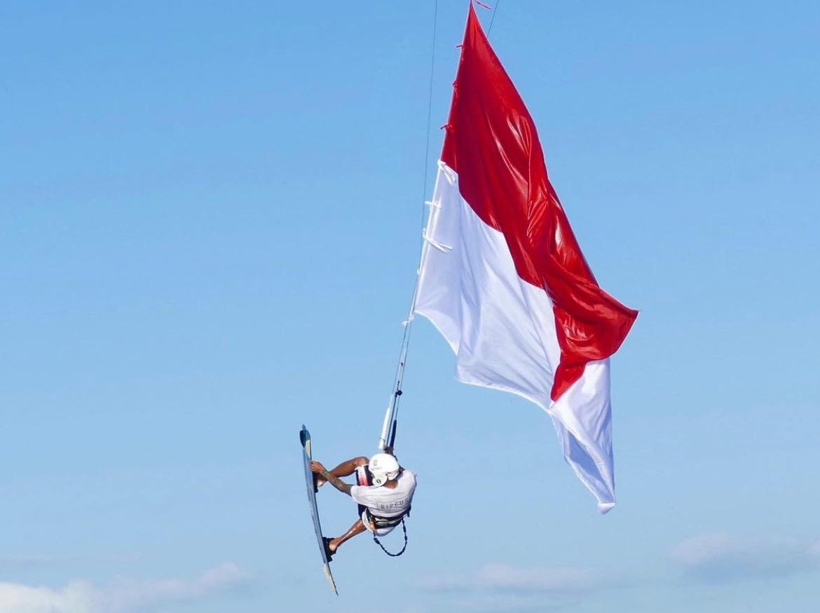 DESTINASI BARU: I Made Astika Oye menjadi pelopor yang konsisten mengenalkan olahraga kite boarding di Bali
