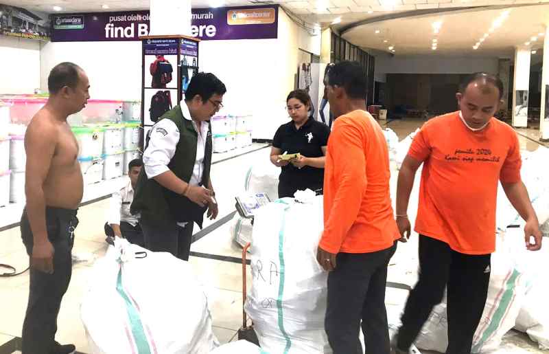 MULAI DISIAPKAN : Logistik Pilkada yang sudah tiba di gudang eks Hardys Tabanan Jalan By Pass Ir. Soekarno Tabanan. (juliadi/radar bali)