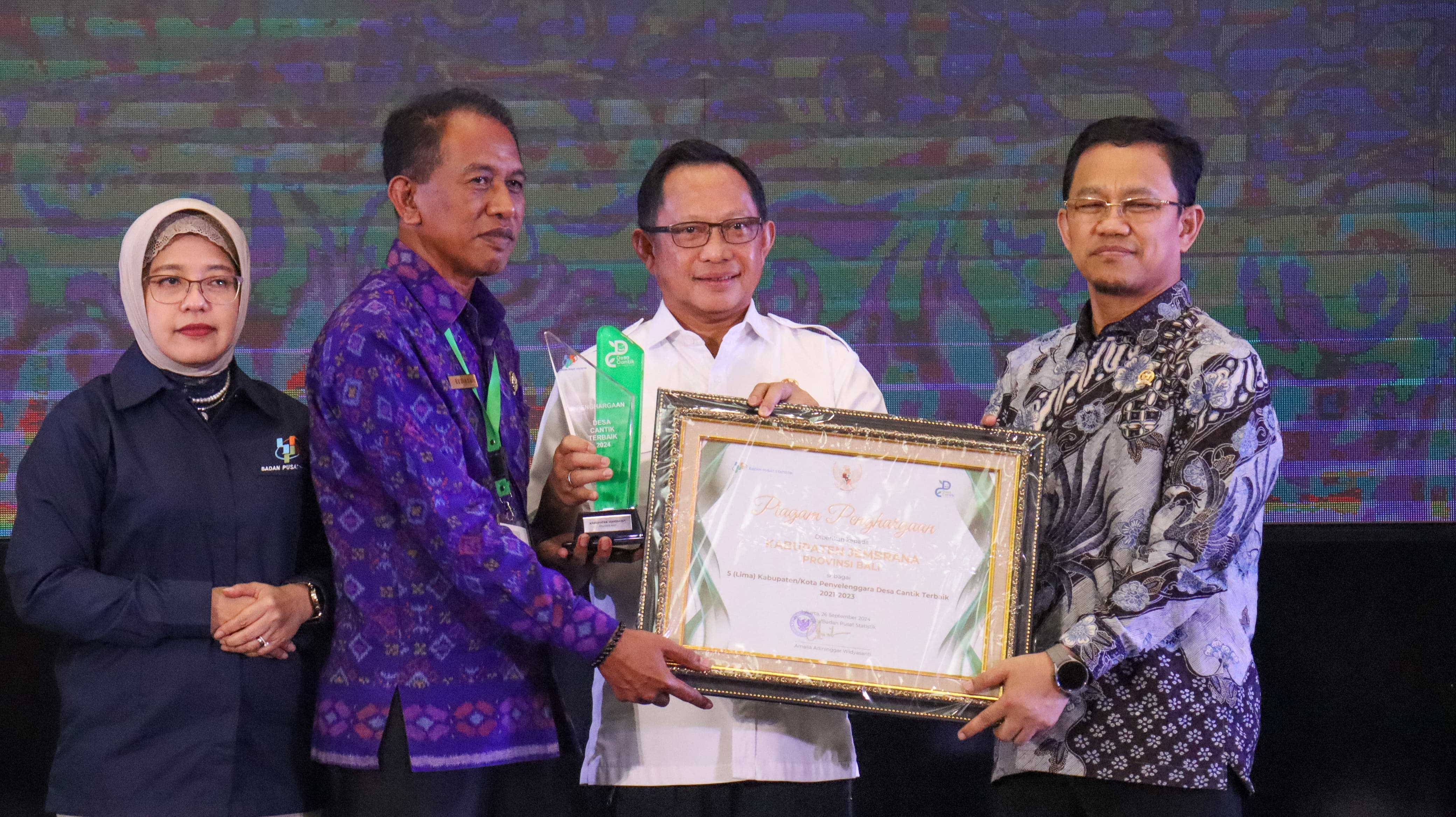 Sekretaris kabupaten Jembrana I Made Budiasa (dua dari kiri) bersamaan Menteri Dalam Negeri Tito Karnavian saat menerima Penghargaan dalam rangka memperingati Hari Statistik Nasional (HSN) Tahun 2024