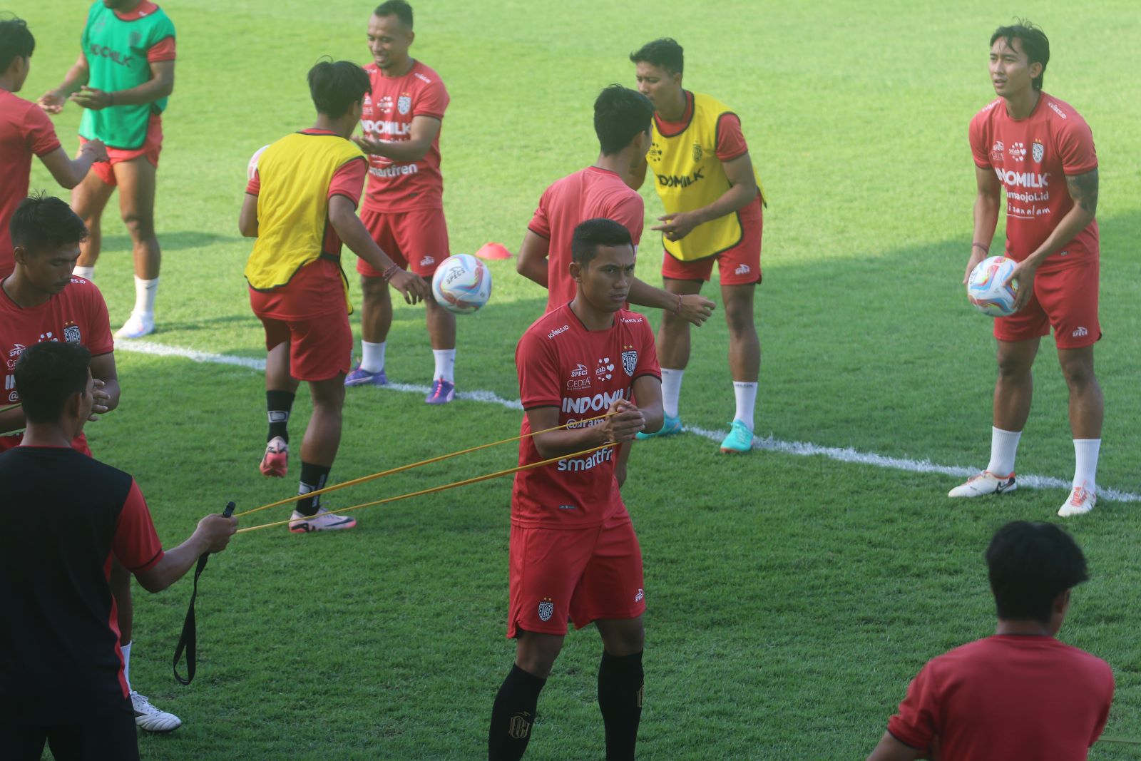 WAJIB MENANG: Kapten Bali United Ricky Fajrin (tengah) dan rekan-rekannya saat latihan di BUTC (Bali united Training Centre, pantai purnama, Gianyar, 23 September 2024