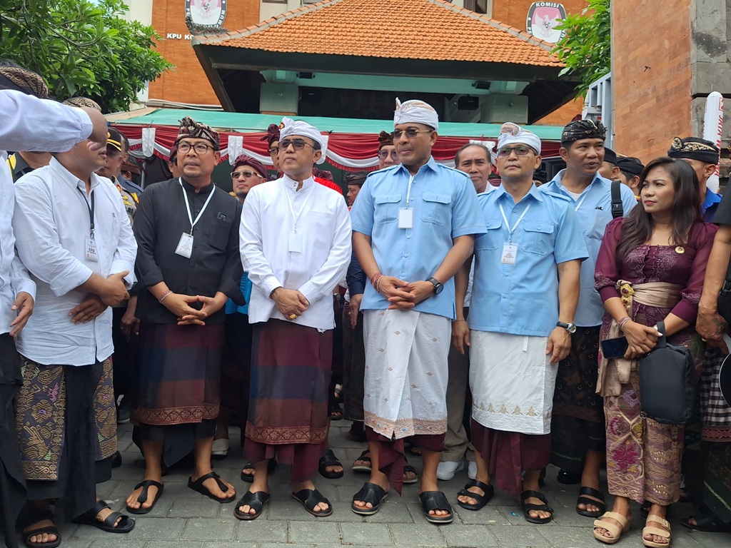 PASLON: Paslon Nomor Urut 2, I Jaya-Wibawa (kiri) dan  Paslon  Nomor Urut 1, Ambara-Adi (kanan).