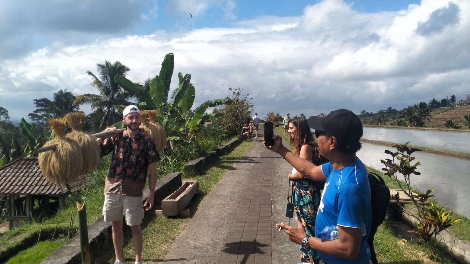 RAMAI: Sejumlah wisatawan mengabadikan momen di DTW Jatiluwih, Penebel, Tabanan.