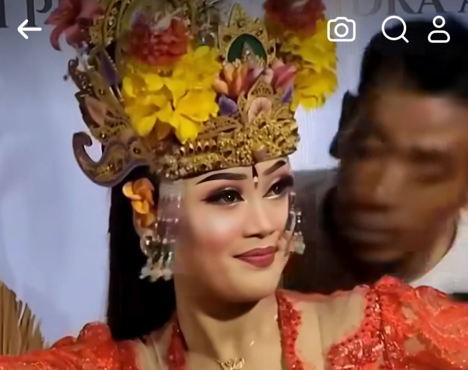 KOTOR: Potongan video yang di screenshot dalam praktik pengibing cium penari Joged Bumbung