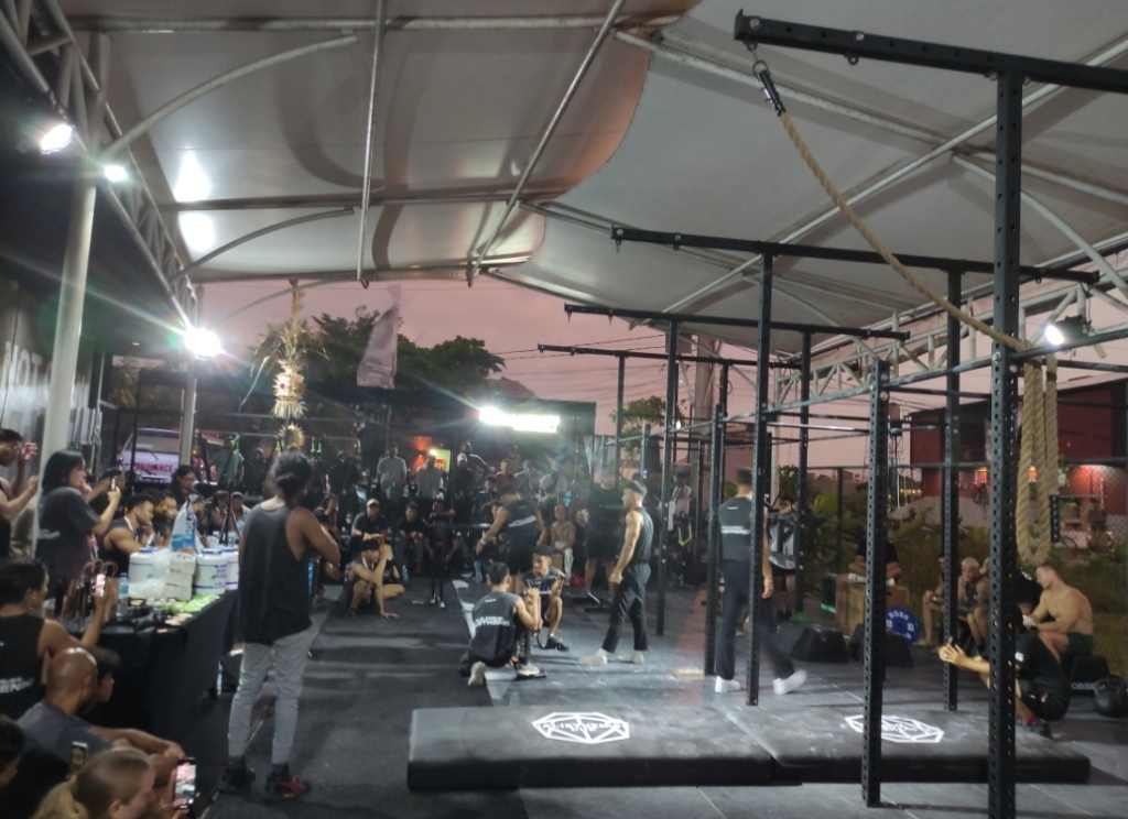 KOMPETISI: Kegiatan Kompetisi Calisthenics yang menghadirkan atlet berbagai negara telah berlangsung di Kuta Utara, Badung pada Sabtu (28/9) malam.