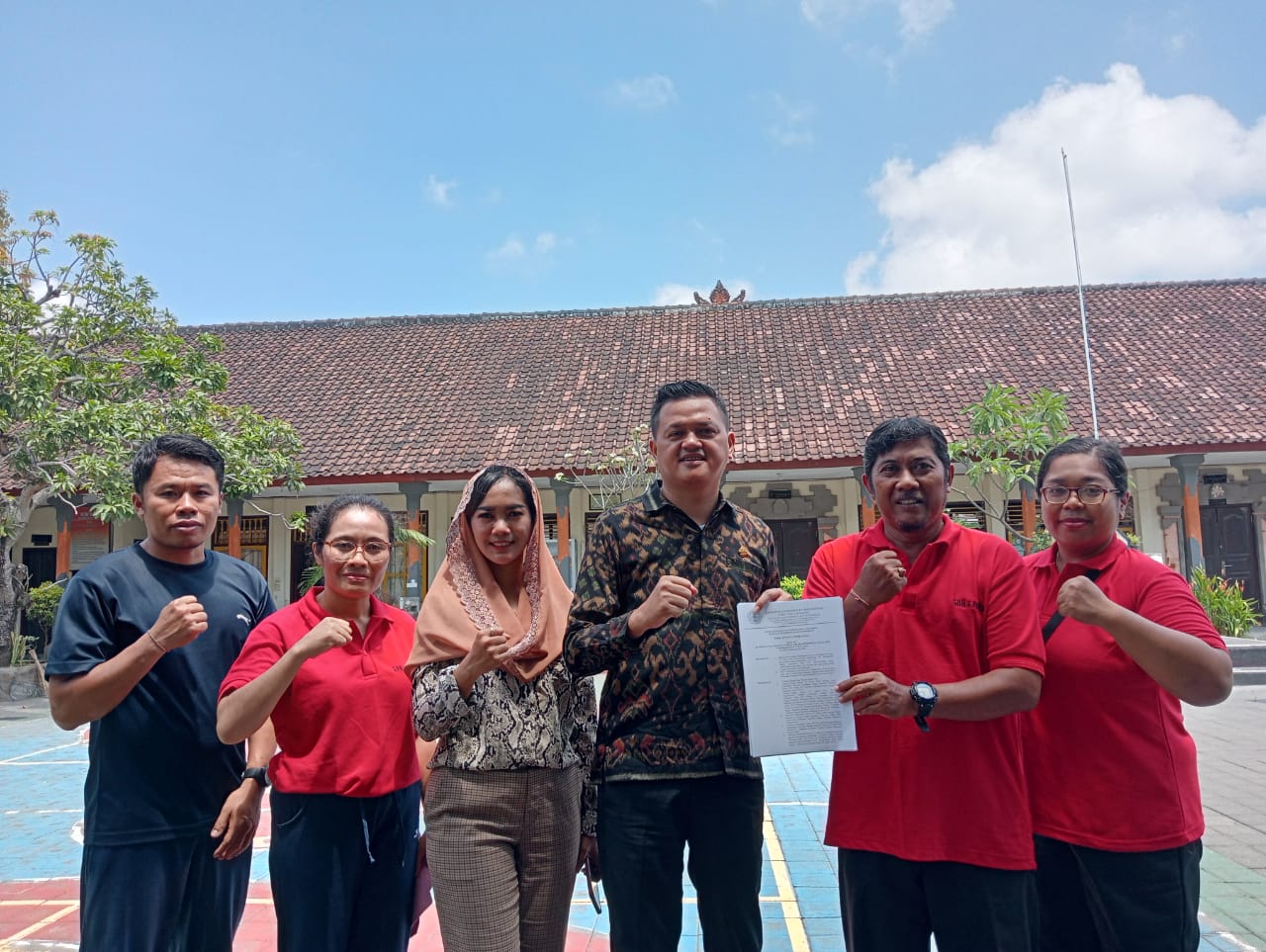 PRO PENDIDIKAN: Anggota DPRD Bali Zulfikar saat menyampaikan dana PIP titipan Ketua DPD Partai Gerindra Bali Made Muliawan Arya alias De Gadjah di SDN 6 Denpasar
