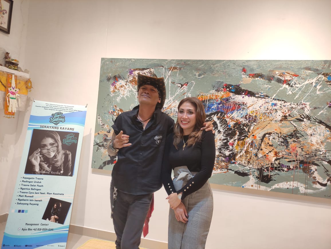 ALBUM PERDANA: Tiari Bintang (kanan) bersama sang suami, Made Bawa alias Lolot (kiri) saat memaparkan proses kreatif pembuat album perdananya.