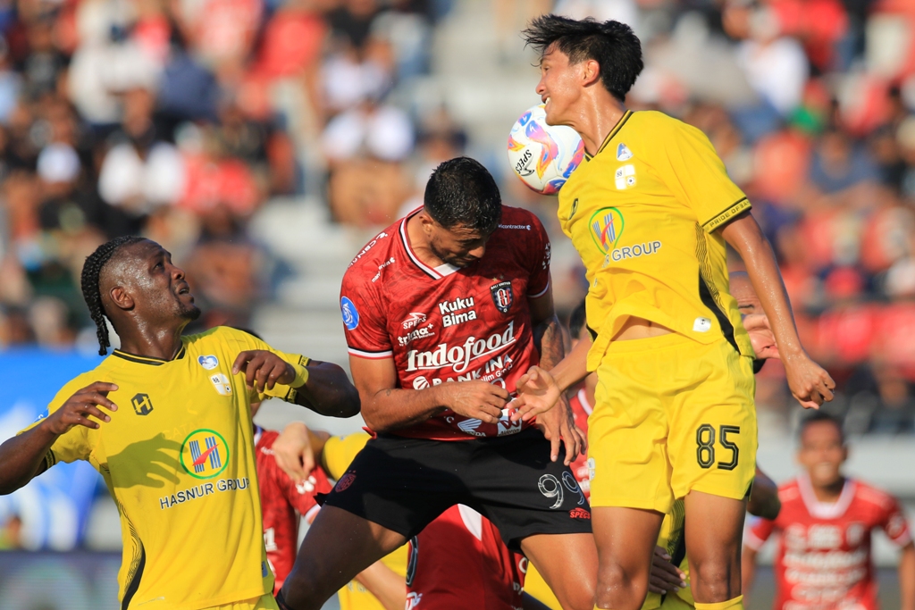 GOL: Everton Nascimento (tengah) saat membukukan gol pertama Bali United dengan tandukan kepala di Stadion Kapten I Wayan Dipta, Gianyar, Jumat 27 September 2024.