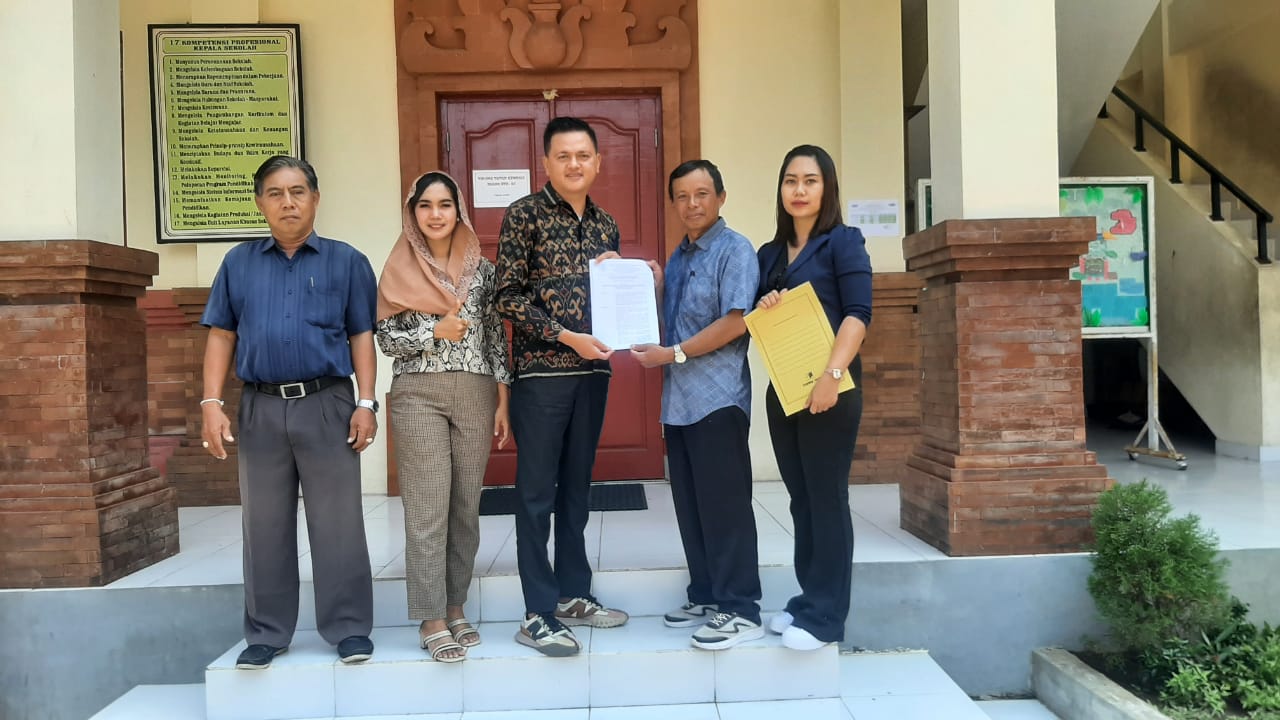 Anggota DPRD Bali dari Fraksi Gerindra Zulfikar (tengah) saat menyerahkan beasiswa PIP titipan Ketua DPD Gerindra Bali I Made Muliawan Arya kepada Kepsek SDN 9 Denpasar Selatan Sudirpa (27/9/2024)