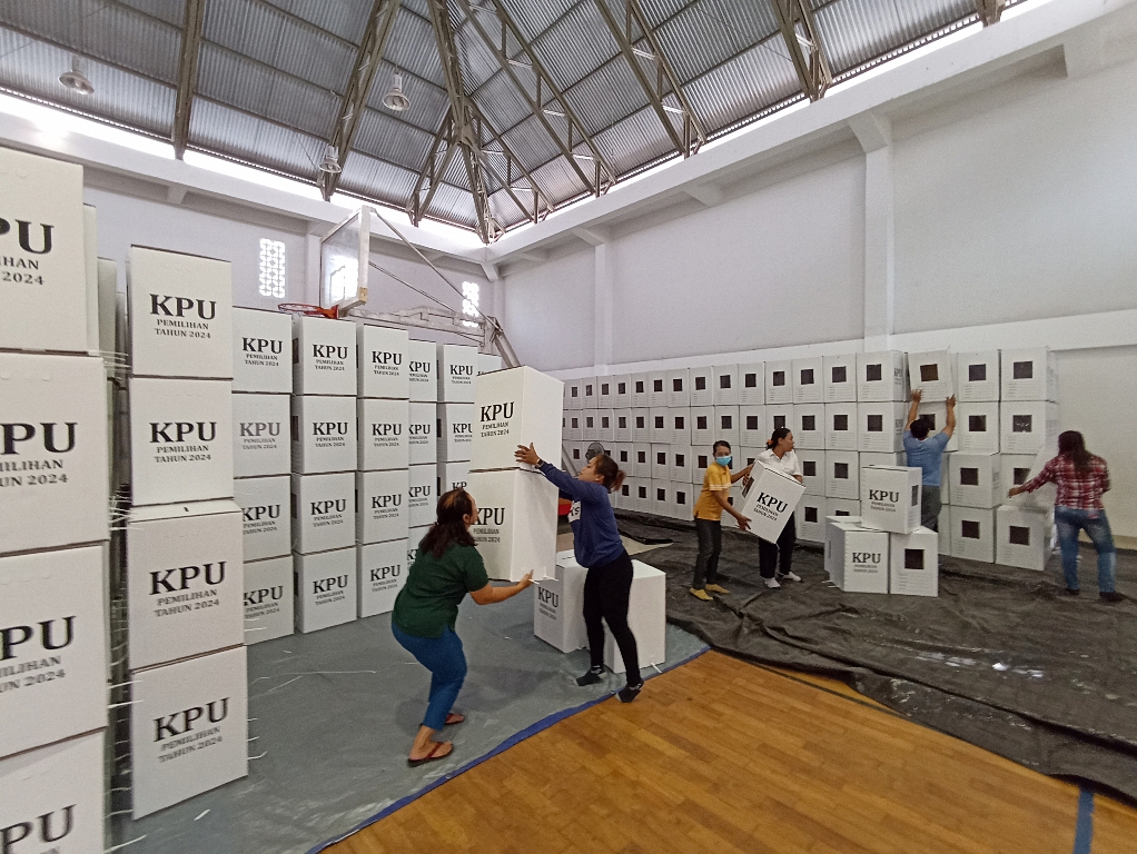 KOTAK SUARA: Petugas logistik KPU Badung saat merapikan kotak suara yang sudah dirakit berlokasi di GOR Basket Sading, Mengwi, Senin, 30 September 2024.