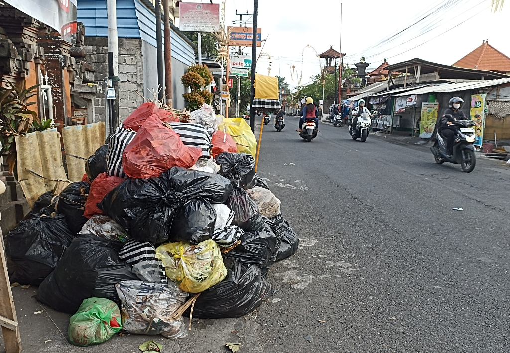 MENUMPUK: Kondisi  sampah menumpuk di kawasan Kebo Iwa utara, Denpasar.