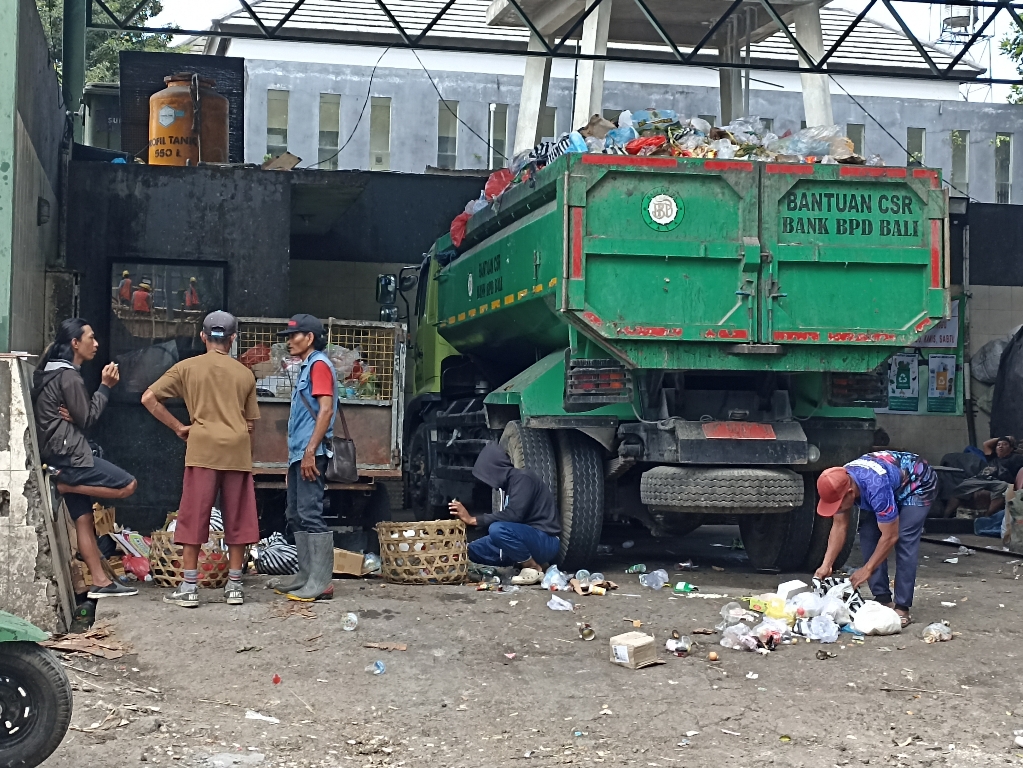 PILAH SAMPAH: Kegiatan pemilahan sampah di TPS Kereneng.
