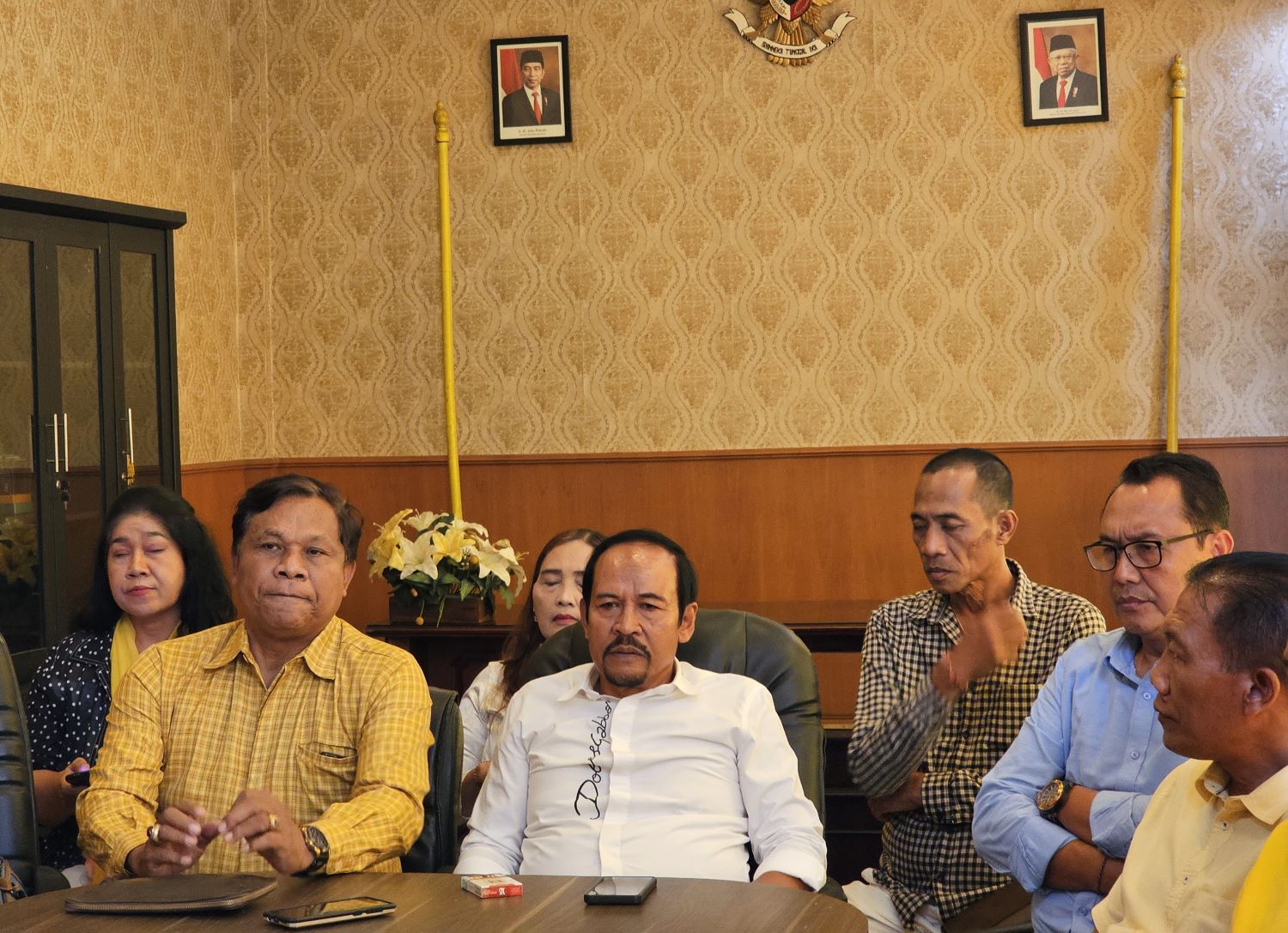 JANGAN DUA KAKI: Sekretaris Partai Golkar Bali I Made Dauh Wijana (paling kiri) saat mengumumkan pemecatan Ipat