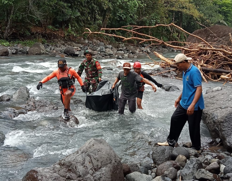 DIEVAKUASI : Evakuasi korban meninggal di Sungai Gelar, Desa Batuagung, Jembrana. (Foto : Basarnas Jembrana)