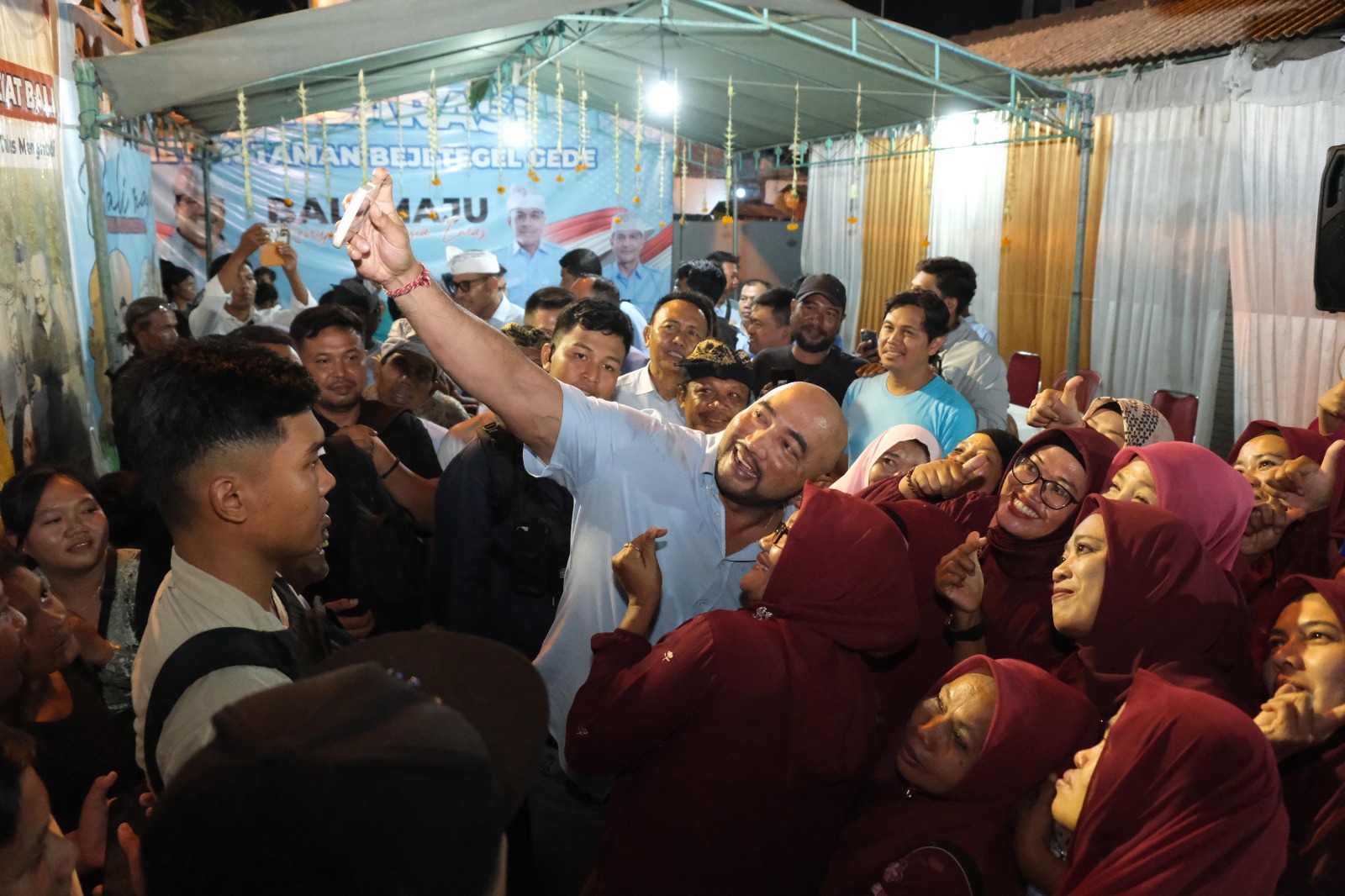 TEMU KANGEN: Cagub Bali nomor urut 1 bertemu dengan masyarakat Denpasar, Jalan Pulau Biak, Selasa(1/10/2024) malam.