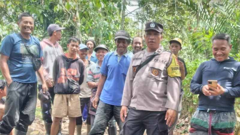 TERUS DICARI : Kondisi warga Banjar Dinas Galiukir Kelod, Desa Padangan, Kecamatan Pupuan, Tabanan saat melakukan pencarian warga yang hilang menggunakan gong. (Foto Krama Banjar Galiukir Kelod )