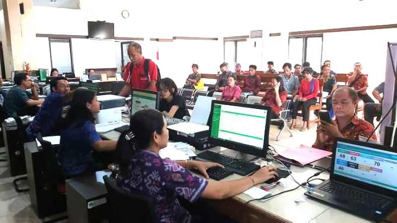 BANYAK PEMINAT : Suasana pelayanan penyesuaian data pelamar PPPK di Disdukcapil Buleleng. (Foto: Disdukcapil Buleleng untuk Radar Bali)