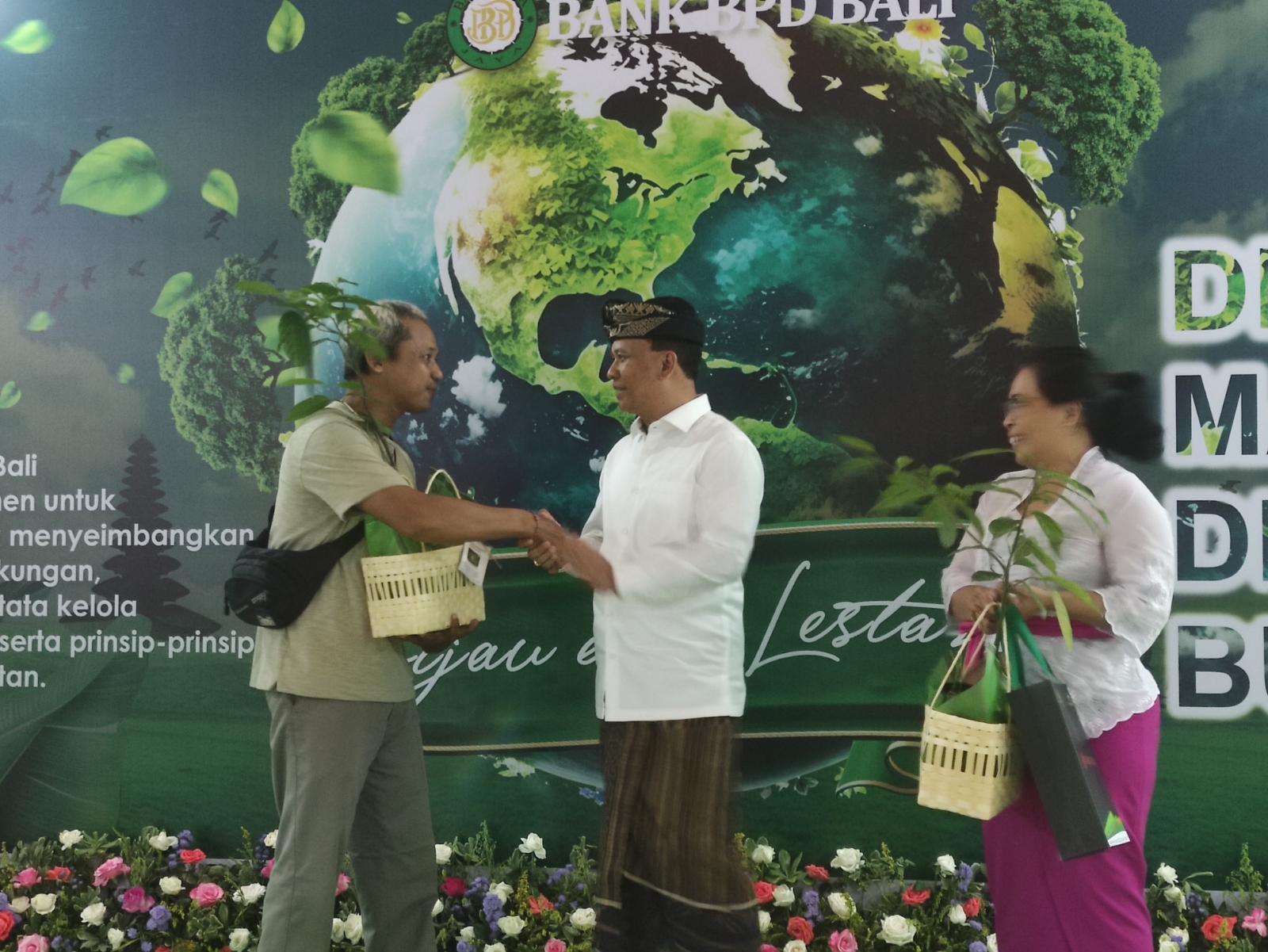 Direktur Utama Bank BPD Bali I Nyoman Sudharma (tengah) bersama dua perwakilan nasabah yang menerima cindera mata berupa tanaman (2/10/2024). (Marselus Pampur/Radar Bali)