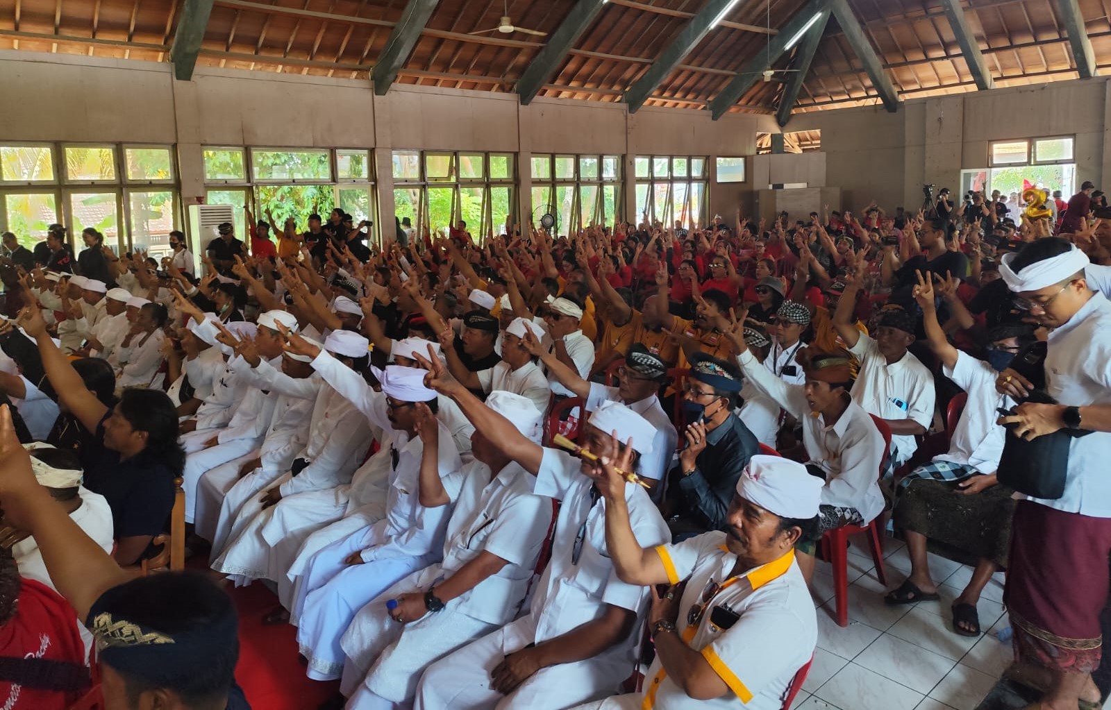 BULAT: Paslon Gubernur Bali nomor 2 Wayan Koster dan Giri Prasta saat kampanye Terbuka tahap pertama di Kecamatan Buleleng Kabupaten Buleleng, Kamis 3 Oktober 2024