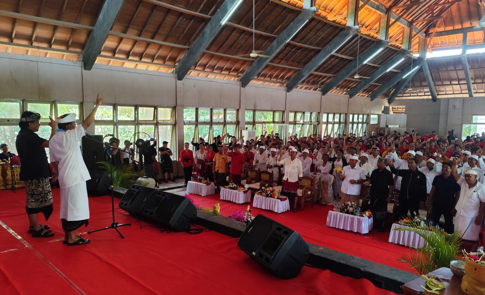 Warga Terminal Kampung Tinggi Kecamatan Singaraja Buleleng berinteraksi dengan Paslon Gubernur Bali  Nomor 2 Wayan Koster dan Paslon Bupati Buleleng  nomor 2 Nyoman Sutjidra , Kamis 3 Oktober 2024