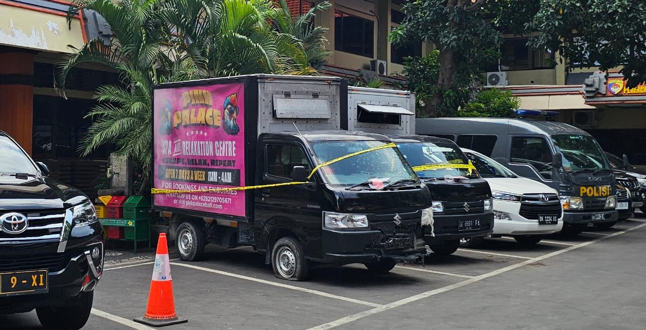POLICE LINE: Dua Unit Mobil Boks diduga armada Pink Palace SPA terdapat di Parkiran Kantor Direktorat Reserse Kriminal Umum (Ditreskrimum) Polda Bali