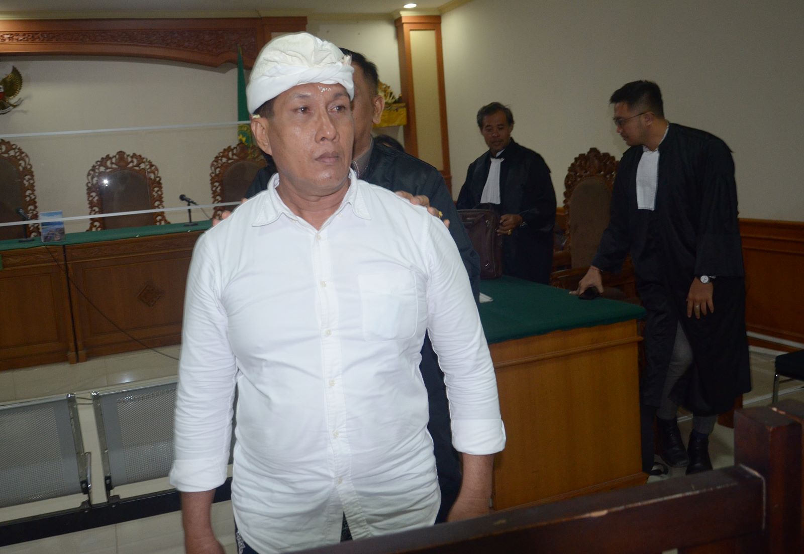 Bendesa Adat Berawa Badung I Ketut Riana kaget ketika mendengar putusan 4 tahun penjara oleh majelis hakim Tipikor Denpasar, 3 Oktober 2024