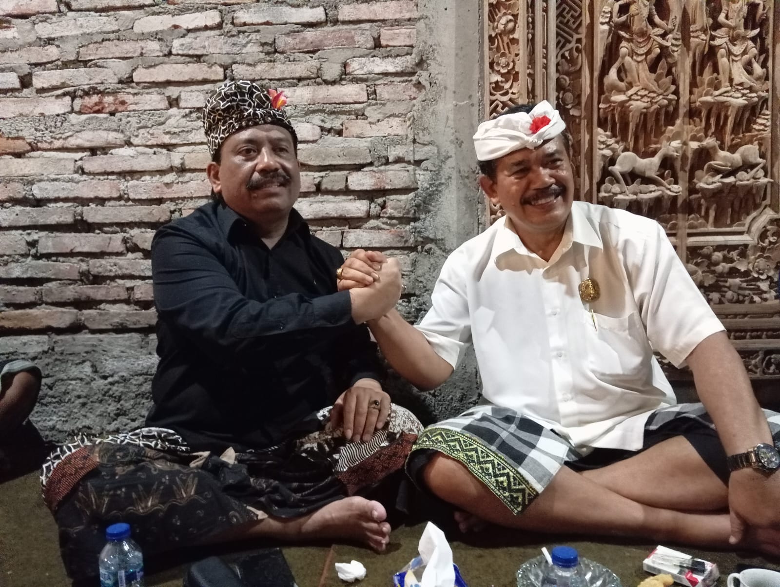 Calon Bupati Klungkung nomor urut 1 Made Kasta (kanan) bersama Pengacara I Wayan Sumardika, Kamis (3/10/2024).