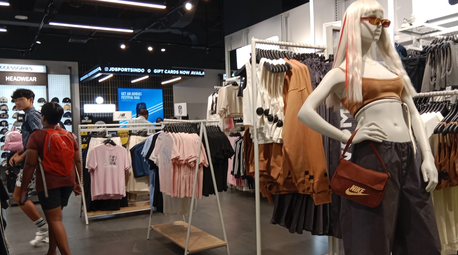 GAYA HIDUP AKTIF: Penggemar Sports Fashion Berburu Promo Menarik pada Opening JD Sports yang Berlangsung dari 3 Oktober 2024.