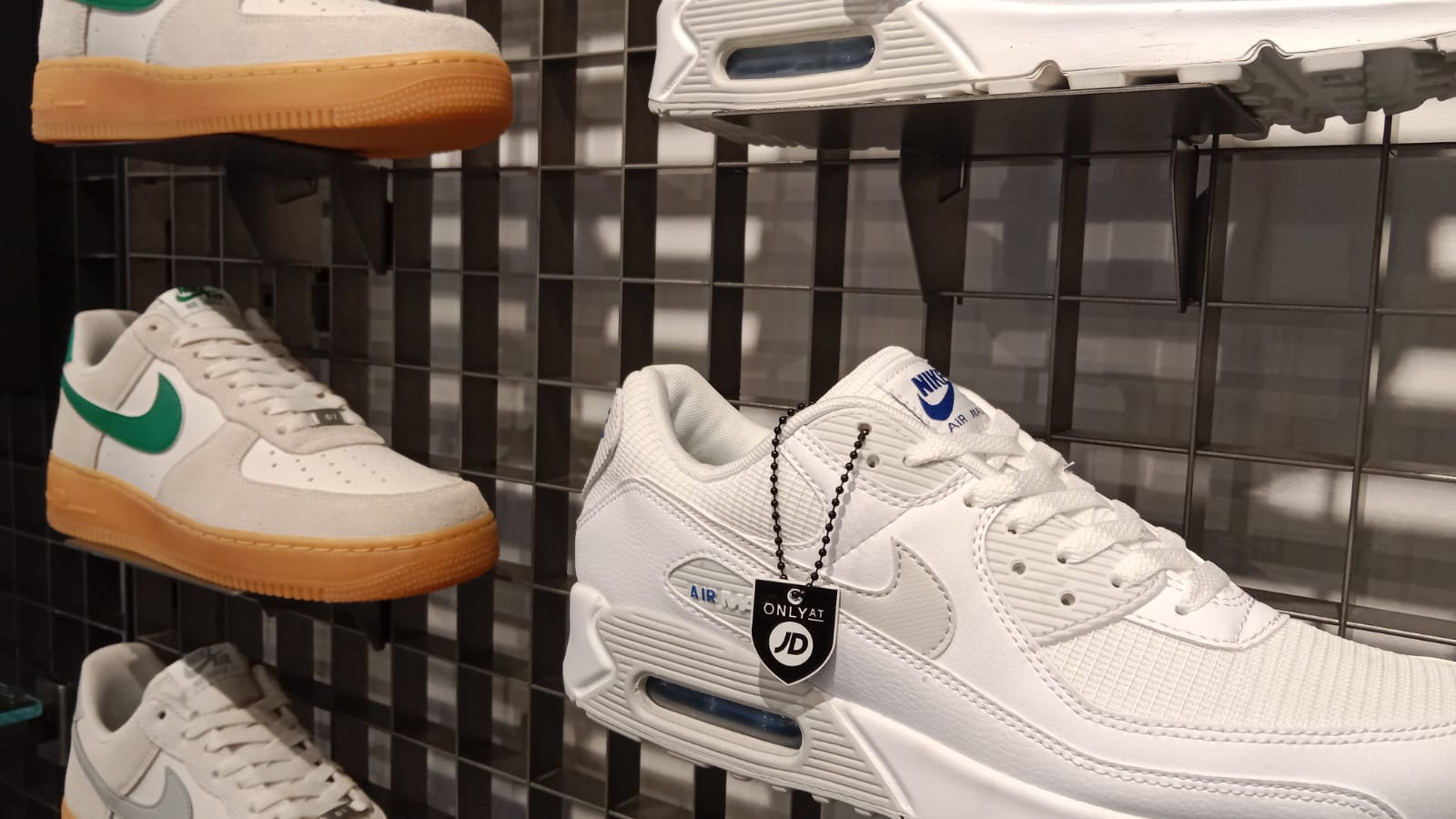 KOLEKSI TERBATAS: JD Sports Bekerjasama dengan Brand Unggulan Lahirkan Produk Spesial.  Tampil Modern dengan Pilihan Warna Elegan.