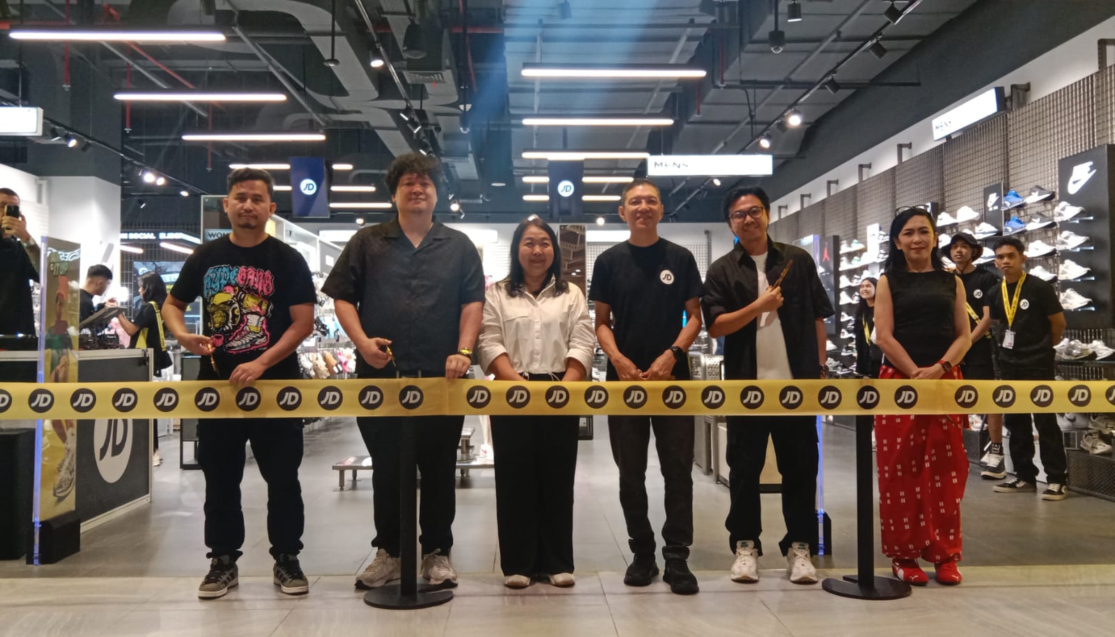 EKSPANSI KE BALI: Peresmian JD Sports di Living World Denpasar Jadi Gerai ke-14, Perluas Jaringan Ritel Sports Fashion.