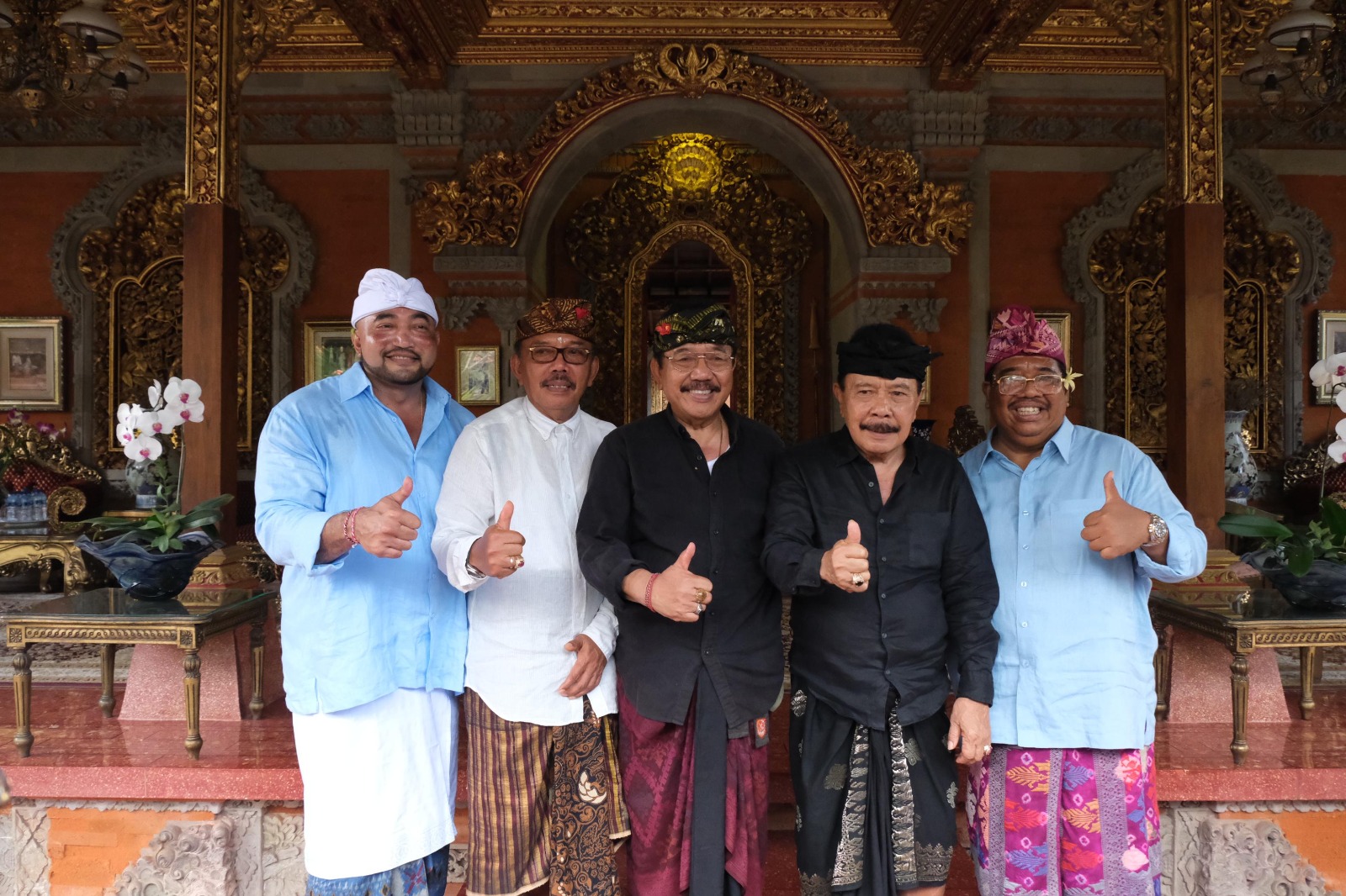 SILATURAHMI: Paslon Gubernur dan Wagub Bali Made Muliawan Arya dan Putu Agus Suradnyana (Mulia-PAS) di Puri Ubud, Jumat (4/10/2024) siang. Hadir penglingsir Puri Ubud Cok Ace mantan Wagub Bali.