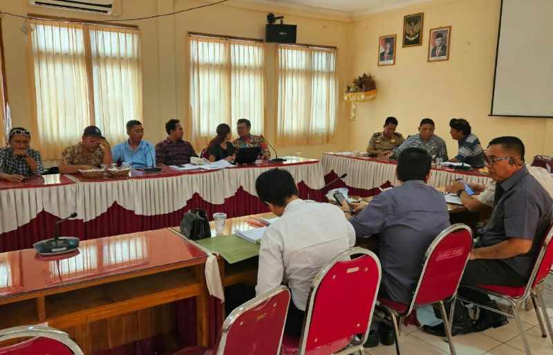 MASIH ALOT: Suasana mediasi antara 32 buruh PLTU Celukan Bawang dengan PT Victory yang sempat alot. (francelino junior/radar bali)