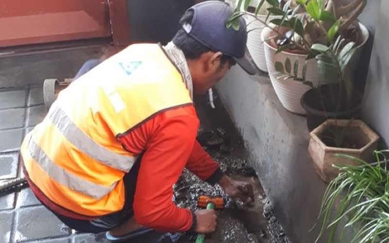 PASANG INSTALASI : Pemasangan baru sambungan air minum oleh PDAM Tabanan pada pengembangan perumahan. (juliadi/radar bali)