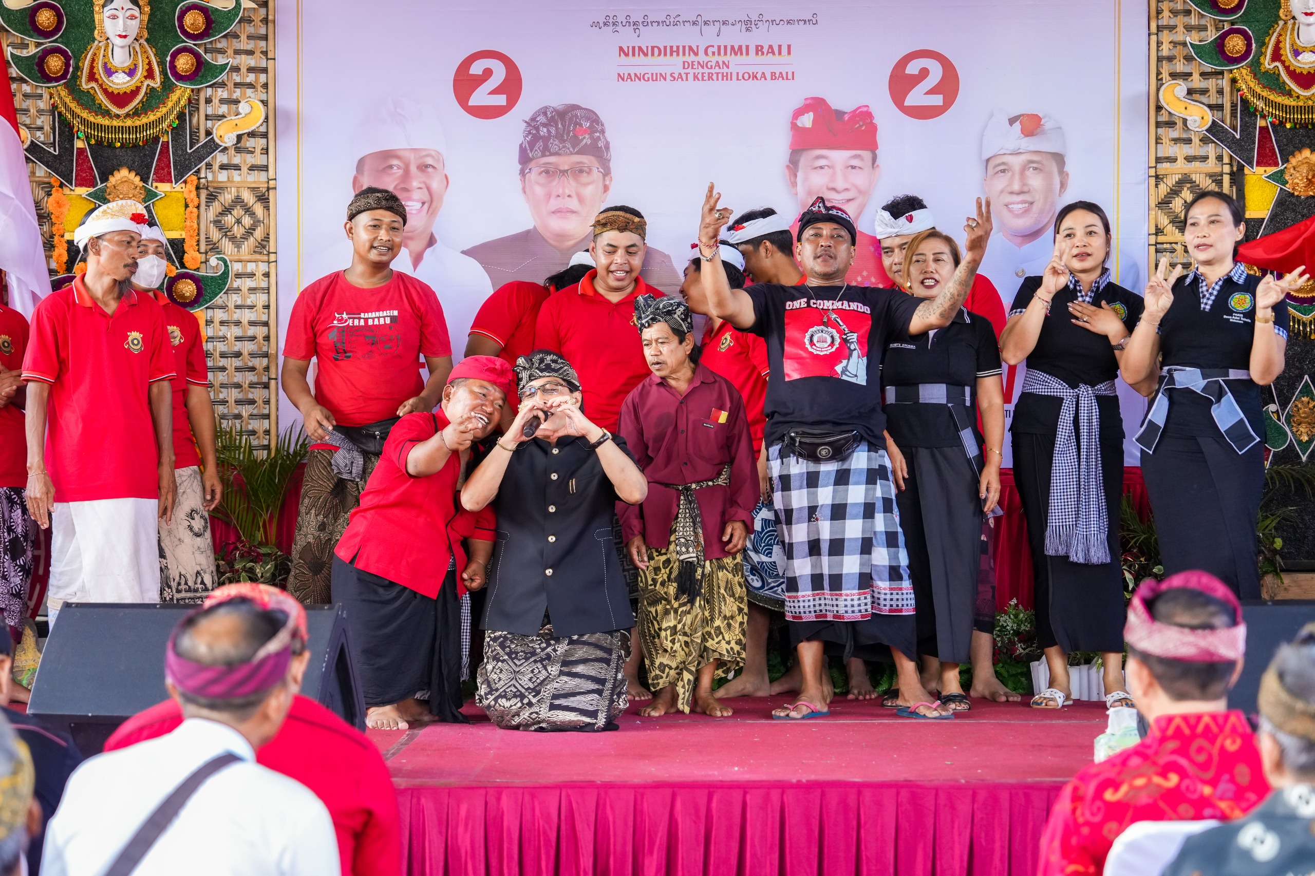 YAKIN MENANG: Semeton Cenik Wayah, Komang Rajin dan Nyoman Jati berjoget dan bergembira bersama Koster-Giri pada kampanye di Banjar Taliben Sidemen Karangasem, 2 Oktober 2024