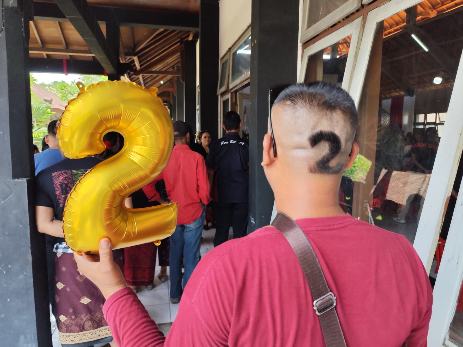 FANATIK: Balon dan cukuran rambut nomor 2 sebagai bentuk fanatisme kepada paslon Koster - Giri di Pilgub 2024.