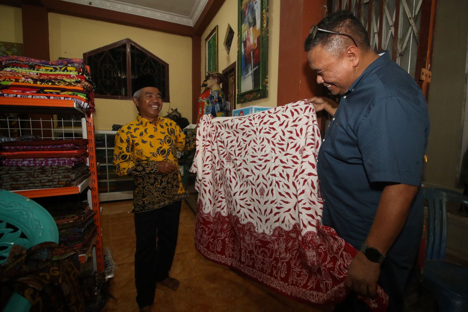 UMKM BINAAN: AVP External Communication PT. Telkom Indonesia, Sabri Rasyid bersama Samsir sang pemilik Batik Sasambo di Desa Rembitan, Kecamatan Pujut, Kabupaten Lombok Tengah