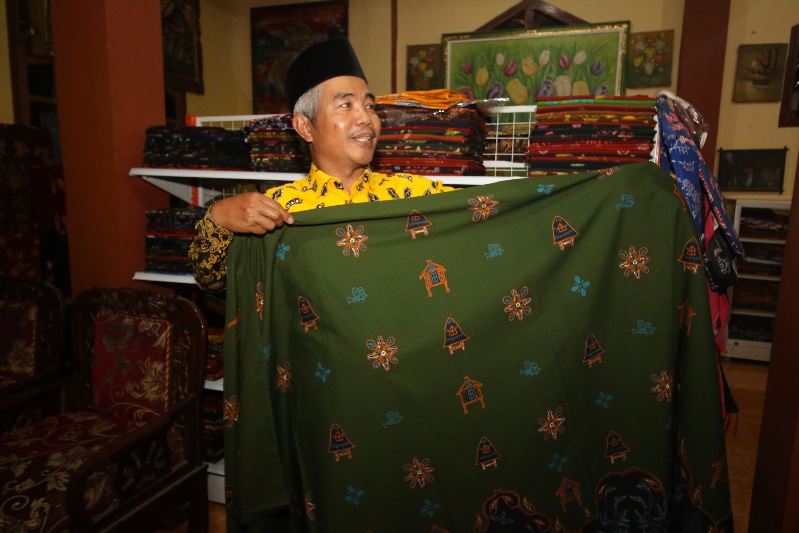 KHAS DAN BERKUALITAS: Samsir menunjukkan sehelai Bati Sasambo karyanya digerai miliknya di Desa Rembitan, Kecamatan Pujut, Kabupaten Lombok Tengah, NTB, Selasa 1 Oktober 2024 lalu.