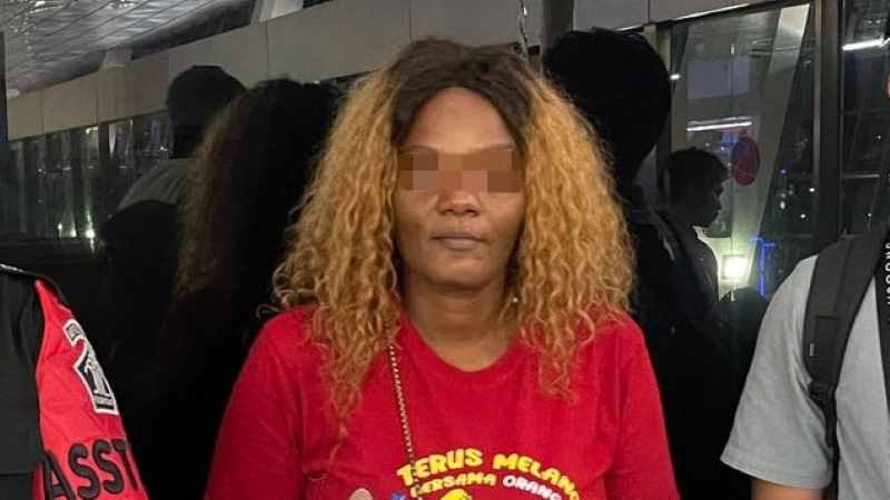 DIPULANGKAN: Perempuan asal Uganda berinisial JN, terjerat kasus prostitusi. (foto : DInas Imigrasi untuk Radar Bali)