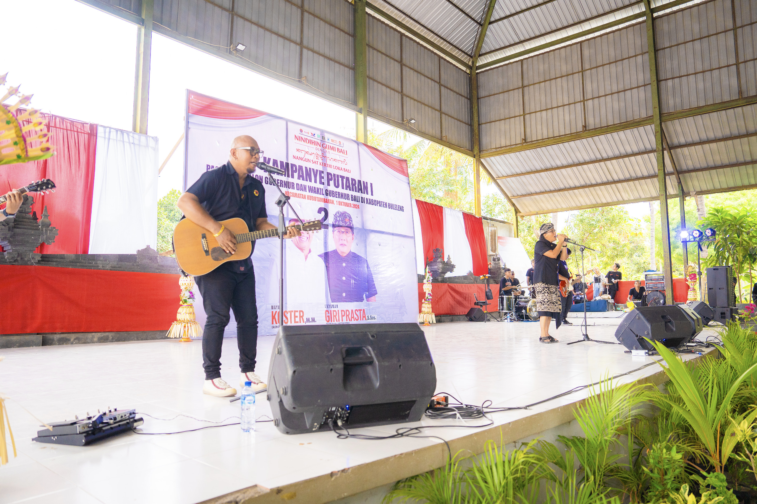 MENGHIBUR: Lanang Botax tampil bersama cawagub Bali Giri Prasta menghibur warga Besakih, Rendang, Karangasem (2/10/2024). (Timses Koster-Giri For Radar Bali)