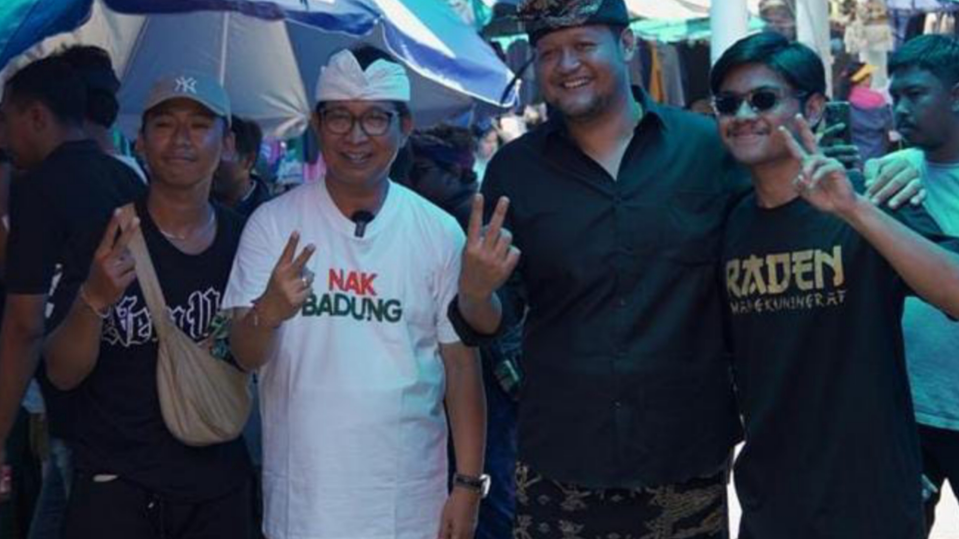 Adi Arnawa - Bagus Sucipta fofo bersama pengunjung Taman Ayun (6/10/2024).