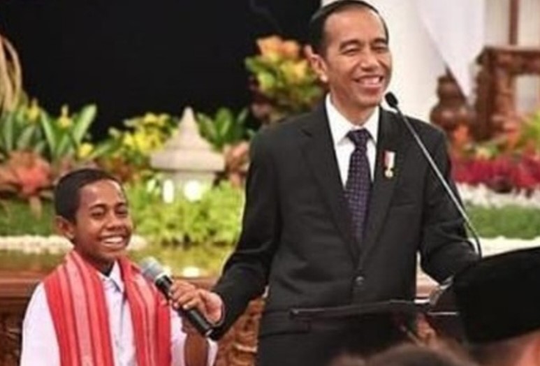 TINGGAL TUNTASKAN PENDIDIKAN : Yohanes Gama Marchal Lau alias Joni dan kenangan bersama Presiden Jokowi. Si pemanjat tiang bendera itu lolos seleksi TNI AD. (istimewa)