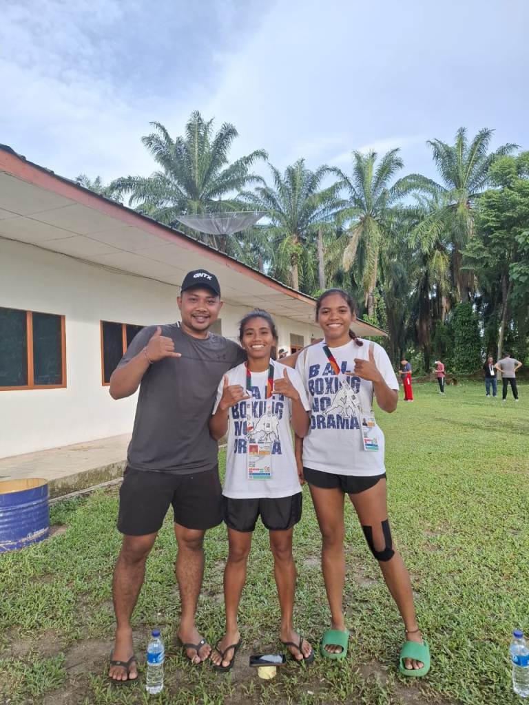 MEMBANGGAKAN: Pelatih tinju Bali Bogie bersama dua petinju putri yang berhasil menyabet perunggu.
