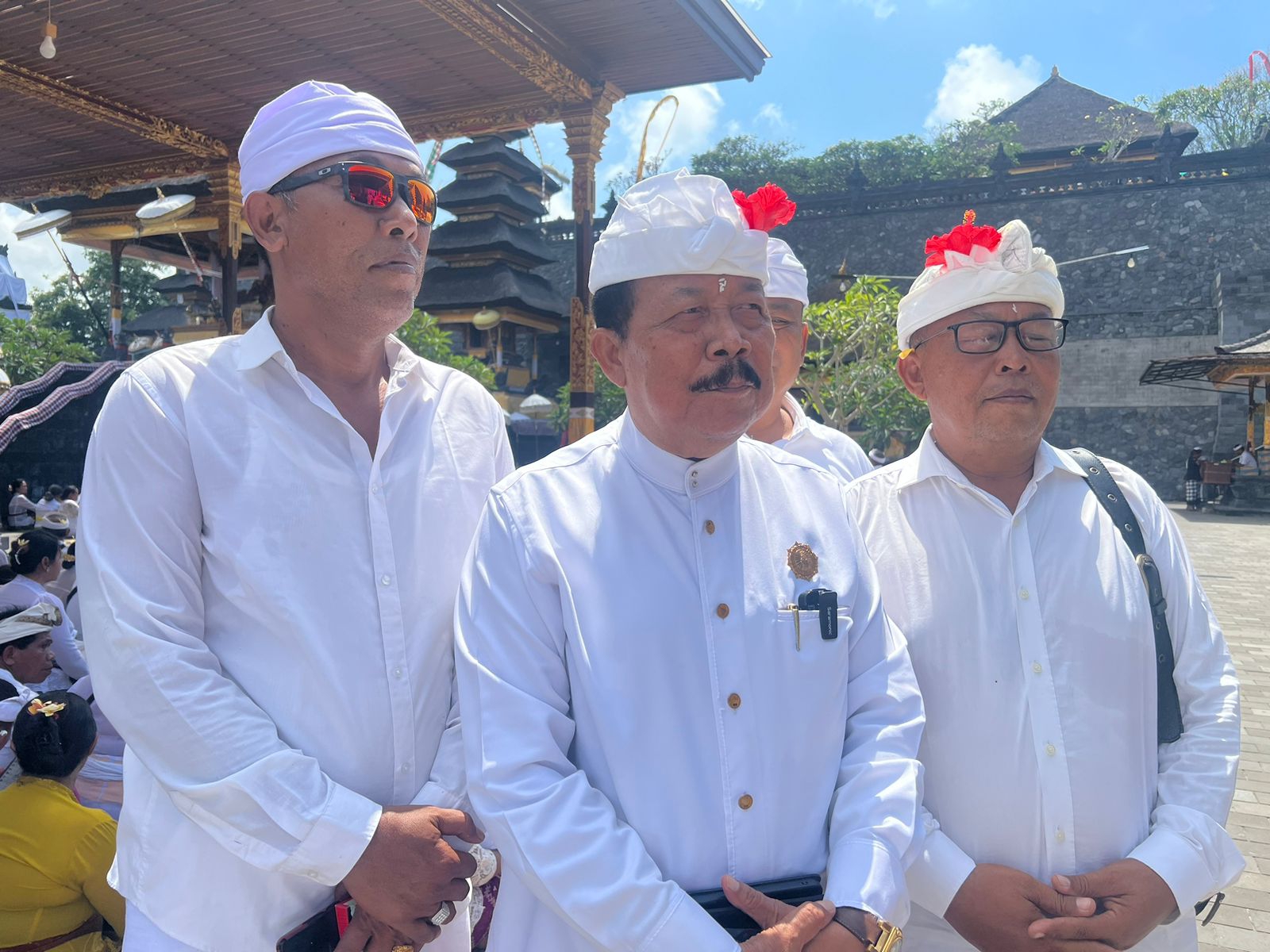 Ketua Sabha Walaka Maha Gotra Pasek Sanak Sapta Rsi Provinsi Bali Wisnu Bawa Temaja (tengah) di sela prosesi penyibenan.