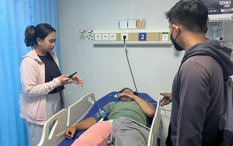 MENJALANI PERAWATAN : Salah seorang teknisi korban ledakan menjalani perawatan di rumah sakit seusai kejadian. (istimewa)